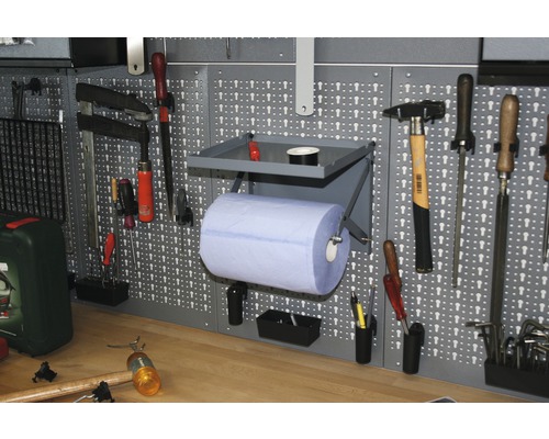 Panou de perete pentru atelier cu unelte, rolă de prosoape de hârtie și banc de lucru