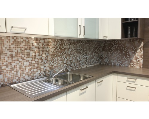 Chiuvetă de bucătărie cu mozaic pe perete