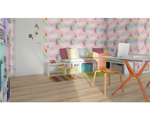 Cameră de copii cu tapet cu prințese, birou și locuri de ședere