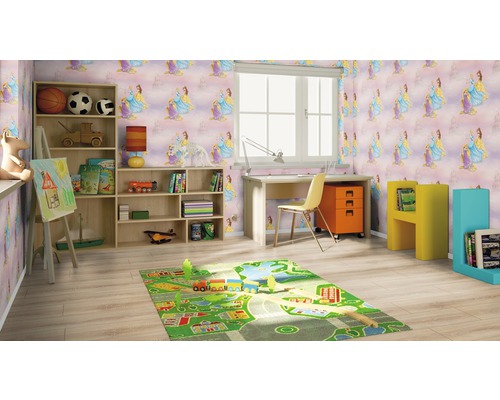 Cameră pentru copii cu tapet cu model, raft, birou și covor de joacă