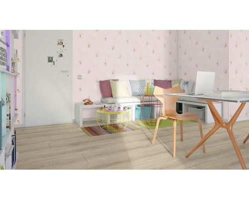 Birou luminos cu birou, scaun și tapet roz cu motive de zâne