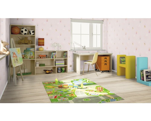 Cameră de copii cu birou, rafturi și covor de joacă