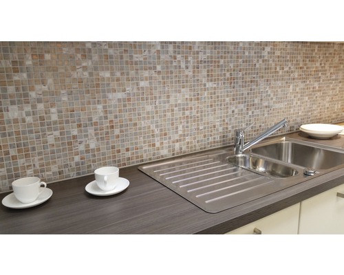 Scenă de bucătărie cu chiuvetă, robinet și plăci de mozaic