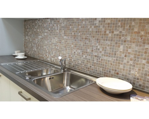 Scenă de bucătărie cu chiuvetă, robinet și plăci de mozaic