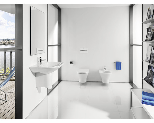 Baie luminoasă cu lavoar, oglindă, toaletă și bideu în design modern.