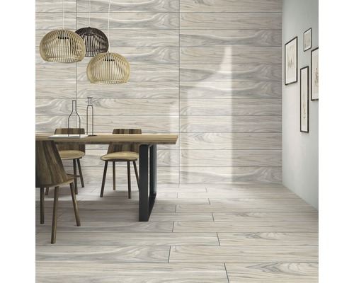 Sufragerie cu gresie cu aspect de lemn, masă și decorațiuni