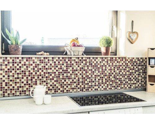 Scenă de bucătărie cu gresie mozaic, aragaz și decorațiuni