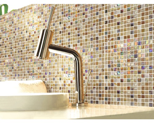 Baie cu mozaic și baterie de lavoar