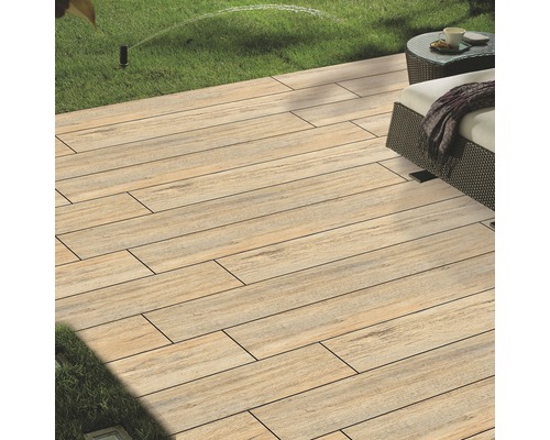 Terasa cu gresie cu aspect de lemn, completată de gazon și mobilier de grădină