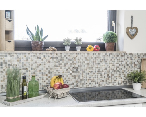 Scenă de bucătărie cu perete din faianță mozaic, plante și fructe