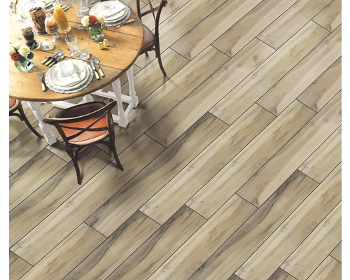 Sufragerie cu plăci de gresie cu aspect de lemn și masă de sufragerie