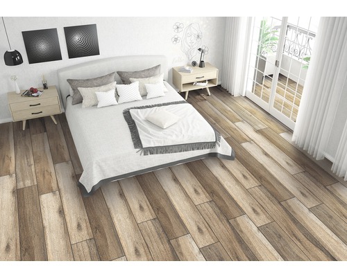 Dormitor luminos cu podea din lemn, pat și noptiere.