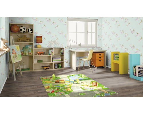 Cameră de copii cu mobilă, jucării și covor cu model de străzi