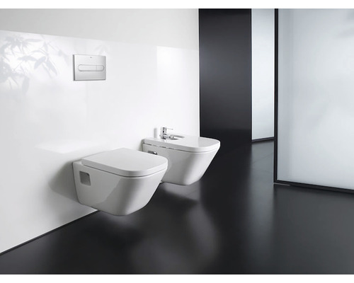 Baie modernă cu toaletă suspendată și bideu.