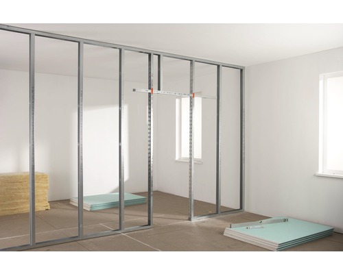 Interior cu structură metalică pentru gips-carton, material izolant și plăci de gips-carton