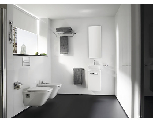 Baie modernă cu toaletă, bideu, chiuvetă și oglindă