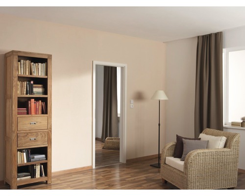 Cameră de zi cu bibliotecă, fotoliu și lampadar