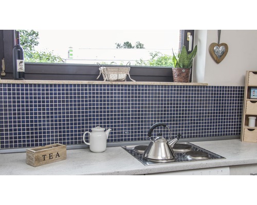 Scenă de bucătărie cu gresie mozaic, ceainic și fierbător