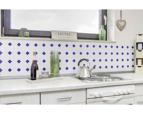 Scenă de bucătărie cu faianță, plită, cuptor, sticlă de vin și decorațiuni