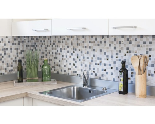 Chiuvetă de bucătărie cu robinet într-o bucătărie luminoasă cu faianță mozaic