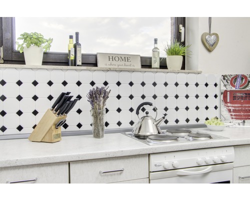 Scenă de bucătărie cu plită, ceainic, suport pentru cuțite și decorațiuni