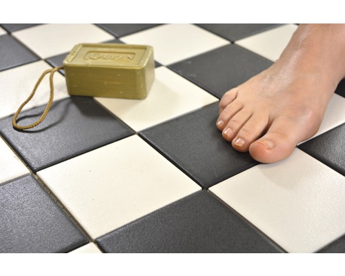 Scenă cu plăci de șah, o bucată de săpun și un picior