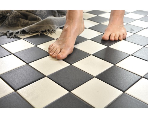 Pardoseală din gresie cu model de șah cu picior