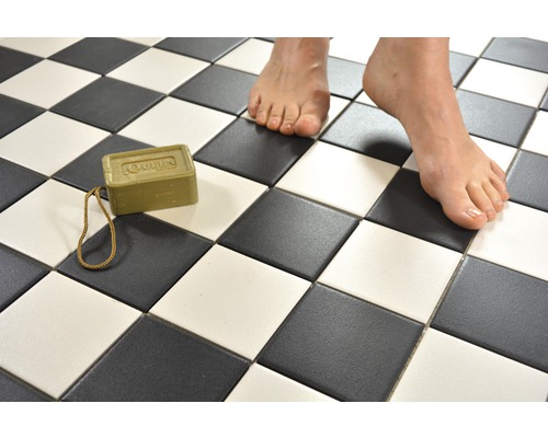Podea de baie cu model de tablă de șah, săpun cu ulei de măsline și picioare