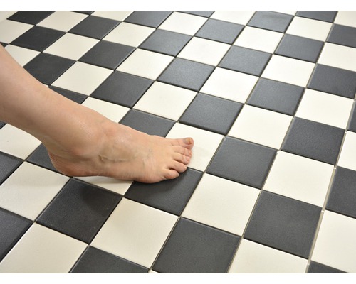 Model de tablă de șah din plăci negre și albe cu un picior gol