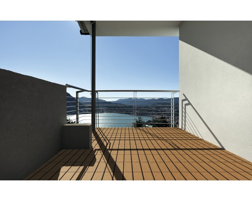 Balcon cu podea de lemn și balustradă cu vedere la lac