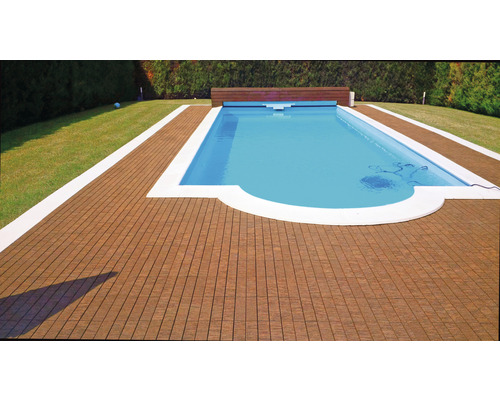 Piscină cu terasă din plăci de lemn în grădină
