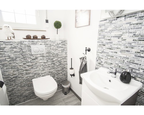 Baie luminoasă cu toaletă, chiuvetă și faianță mozaic