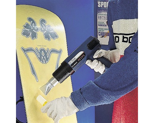 Pistol cu aer cald care lucrează la un snowboard.