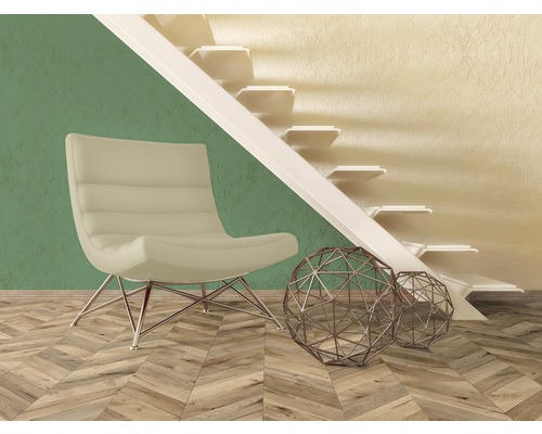 Scenă cu fotoliu, sfere metalice și scară