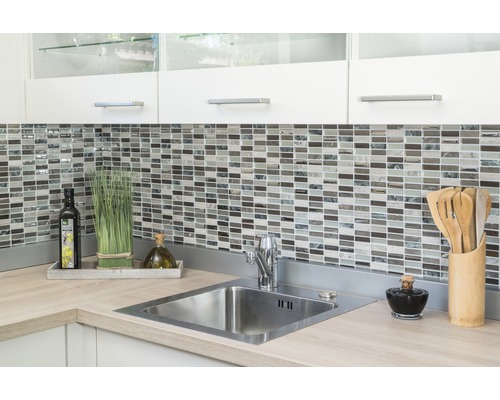 Chiuvetă de bucătărie cu perete din mozaic, ustensile de bucătărie și decorațiuni