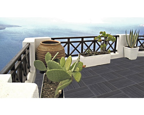 Terasa cu plăci de pardoseală din lemn, plante și vedere la mare