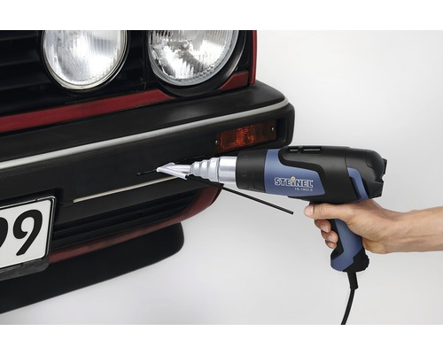 Pistol cu aer cald care încălzește piese din plastic pe un vehicul
