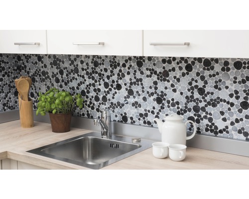 Scenă de bucătărie cu chiuvetă, robinet și plăci de mozaic