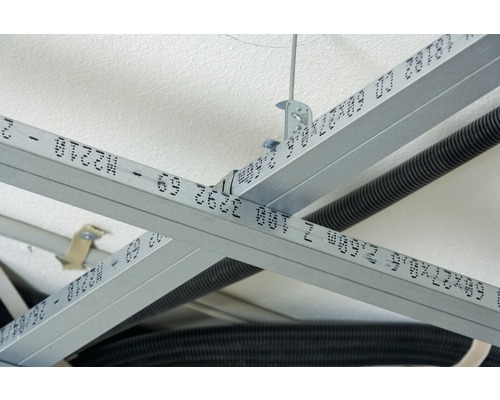 Construcție tavan cu profile metalice și elemente de fixare