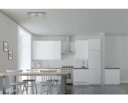 Bucătărie luminoasă cu masă de sufragerie, scaune, chicinetă și plafonieră