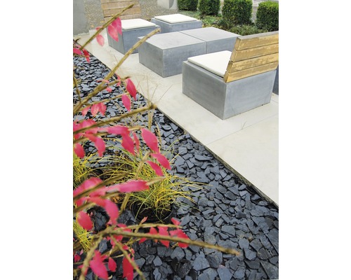 Zonă de grădină cu locuri de ședere din beton și pietre de ardezie