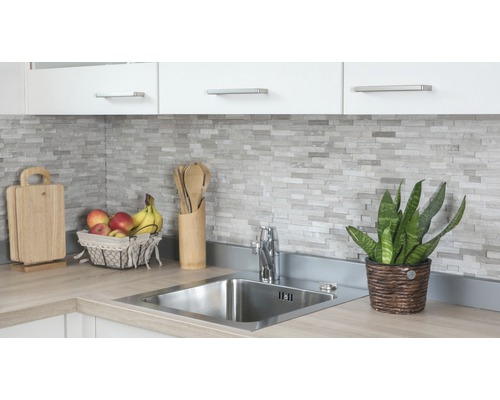 Scenă de bucătărie cu chiuvetă, robinet, blat, ustensile de bucătărie și decorațiuni