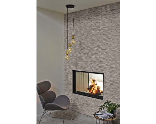 Cameră de zi cu șemineu, fotoliu și lampă suspendată