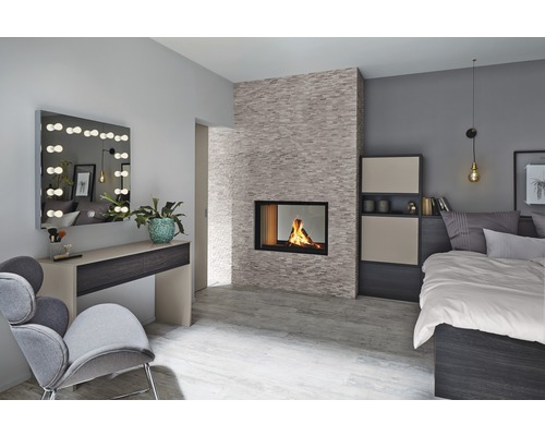 Dormitor luminos cu șemineu, pat și măsuță de toaletă cu oglindă