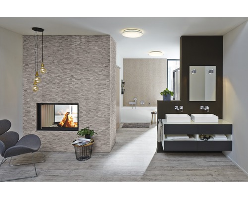 Baie modernă cu șemineu, chiuvetă dublă și iluminat elegant