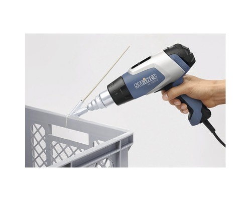 Pistol Steinel cu aer cald în uz pentru sudarea plasticului pe un recipient