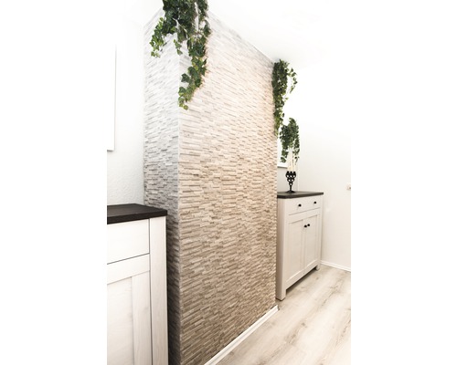 Design de cameră cu placare de perete cu aspect de piatră și elemente decorative