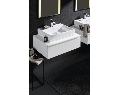 Baie cu lavoar modern, dulap inferior și oglindă