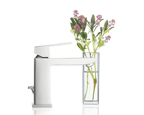 Baterie lucioasă lângă o vază cu flori.