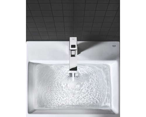 Chiuvetă cu robinet Grohe deschis